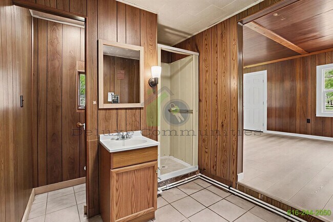 Building Photo - 4206 S Shore Dr