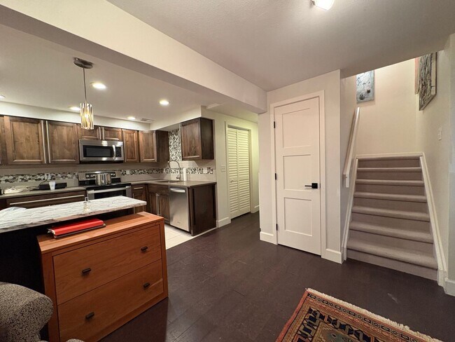 Building Photo - Stunning 4 bed 3.5 Bath Home in Wonderland Hills Walking Distance to Wonderland Lake. Rent Furnis...