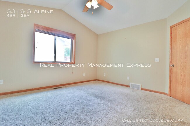 Building Photo - Perfect 4 bedroom 3 bathroom home 2200 sq ft!