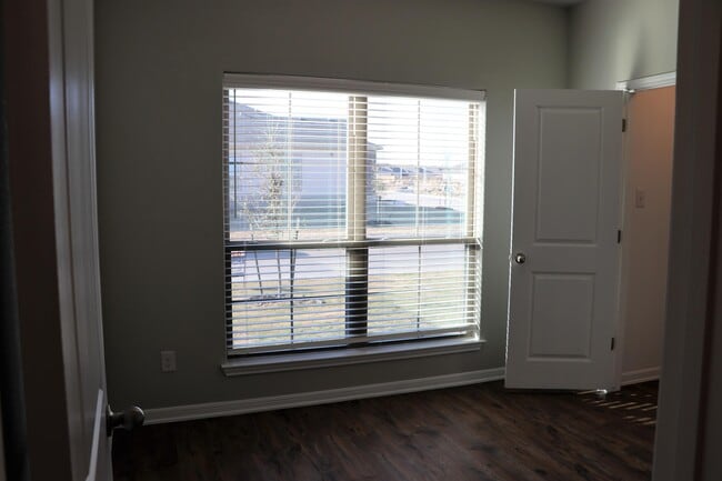 Building Photo - 1059 Aurora Grove Bend