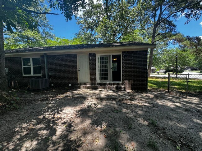 Building Photo - Updated Duplex in Ladson
