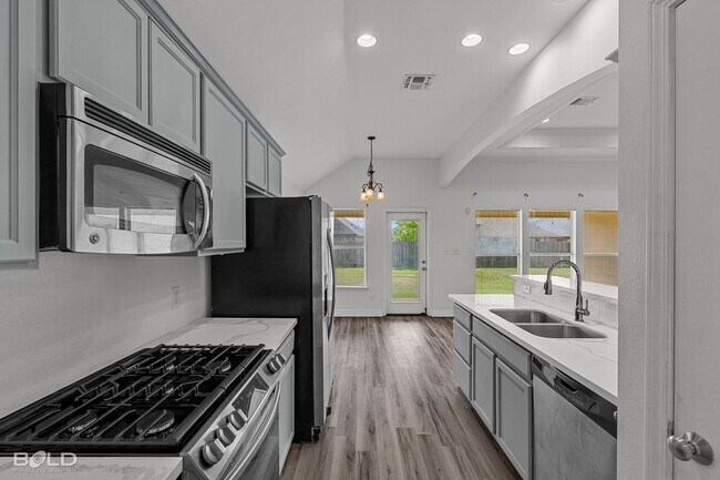 Building Photo - 521 Linnhurst Dr