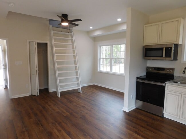 Building Photo - 160 Alexander Wy S