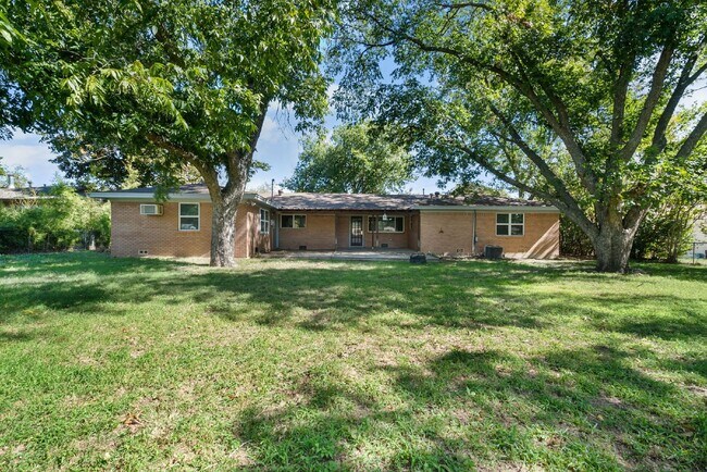 Building Photo - Spacious 4 Bed, 3 Bath Home - Perfect for Family or Student Living!