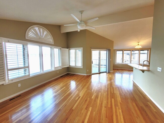 Building Photo - Lake Front Condo - 3 Bed with Lake and Sli...