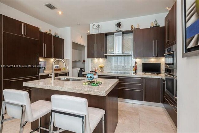 Building Photo - 900 Brickell Key Blvd
