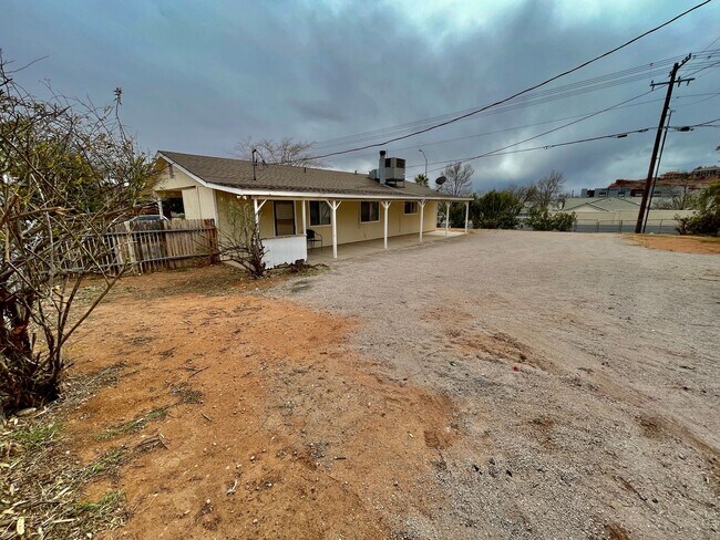 Building Photo - Pet Friendly Home in Washington with Large Fenced Yard