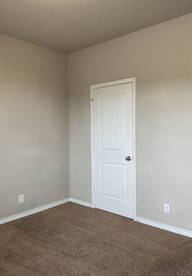 Building Photo - PRICE DROP - AVAILABLE NOW!