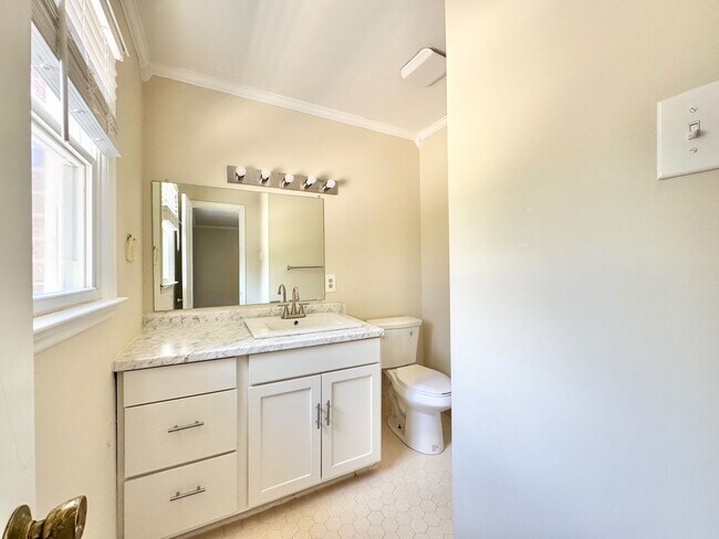 Building Photo - Spacious 3 Bedroom Home Convenient to New Garden