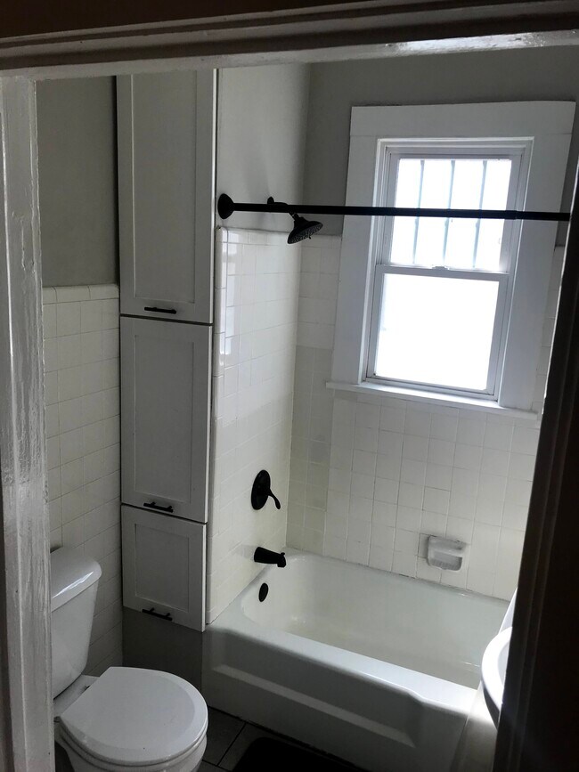 Building Photo - 604 Woodland St