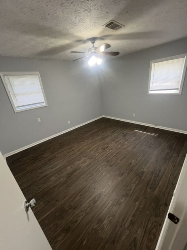 Building Photo - 3 Bed 1 Bath House