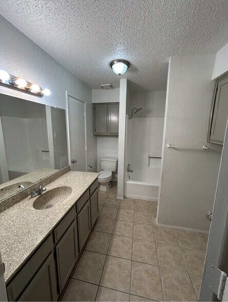 Building Photo - 3006 W Sycamore Cir
