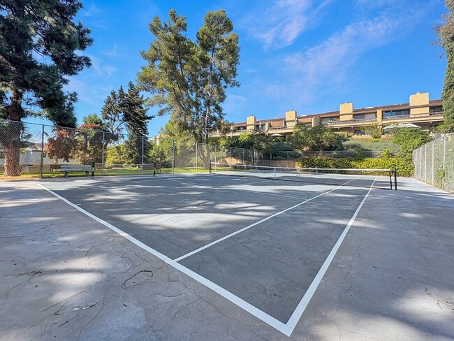Building Photo - Beautiful 2B/2.5BA Townhome w/ Attached Ga...