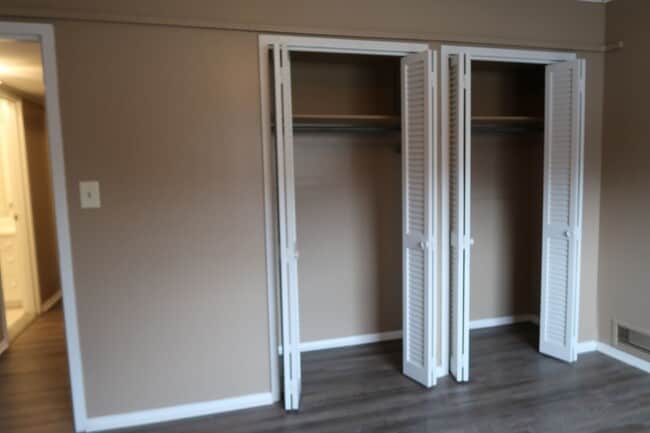 Building Photo - Very spacious condo on Lake Avenue! Lake Terrace #4 3bed/1bath $1900 per month includes assigned ...