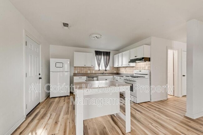 Building Photo - 1303 S Medora St