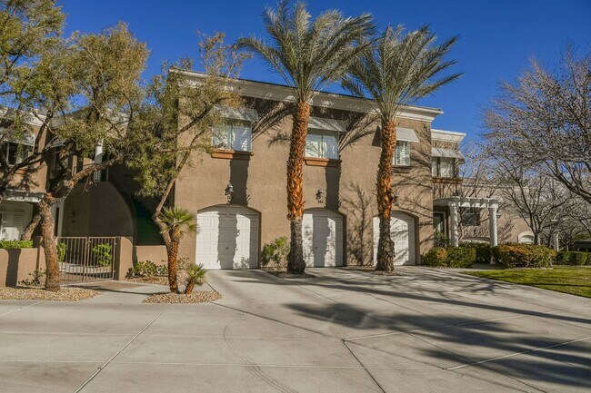 Building Photo - Beautiful 2 bd/2 bath condo in luxury gated Summerlin community ON TPC GOLF COURSE