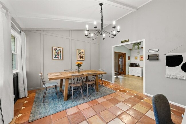 Building Photo - 28 W Inwood Forest Dr