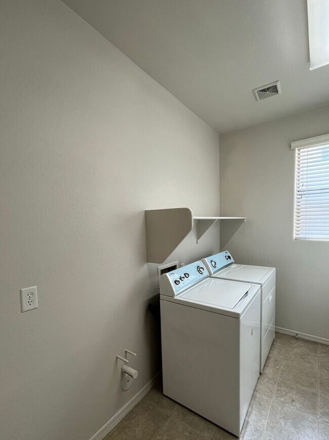 Building Photo - 4 Bedroom Home with Loft in Stonefield Com...