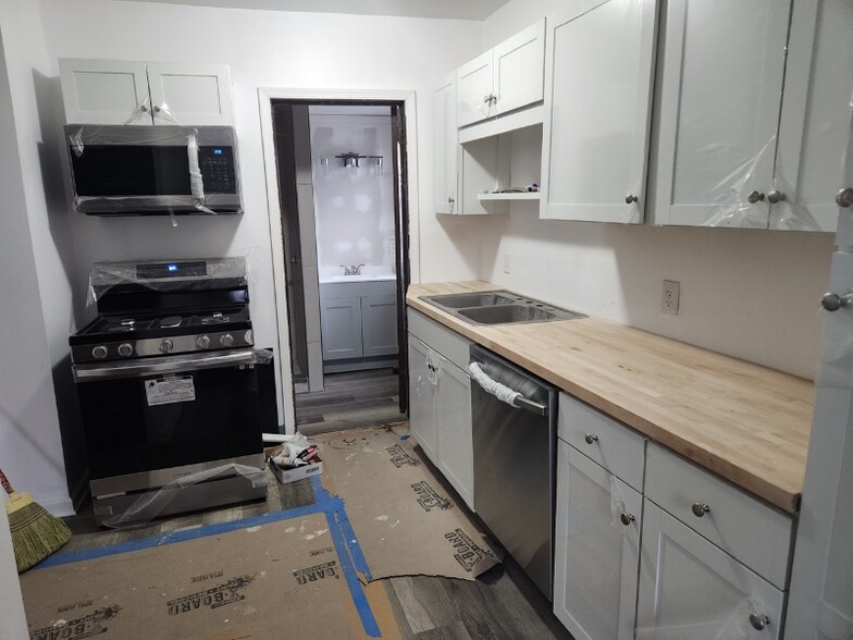 Building Photo - 2438 S 5th St