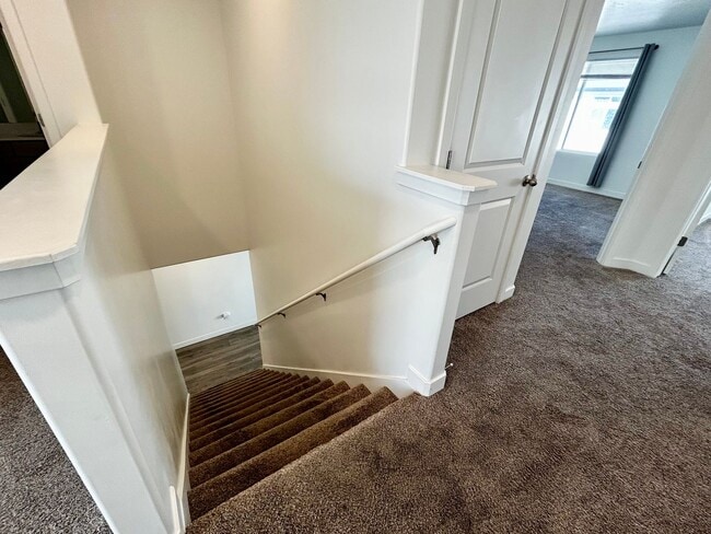 Building Photo - Comfortable and Spacious 4-Bedroom Townhome in Cedar City!