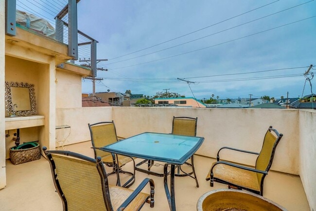 Building Photo - Private Rooftop Deck South Mission Beach