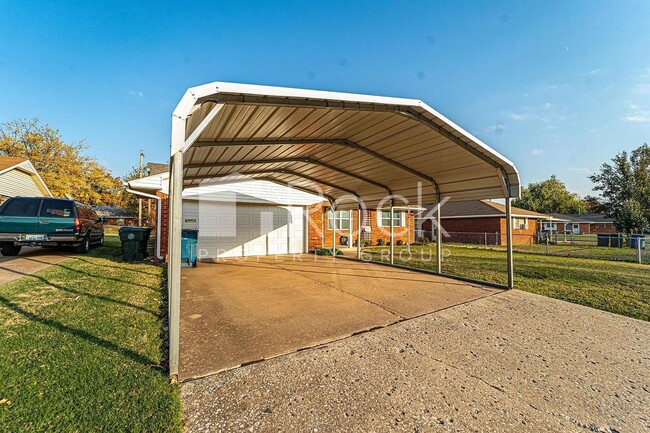 Building Photo - 3 Bedroom Home with 2-Car Garage and Covered Parking