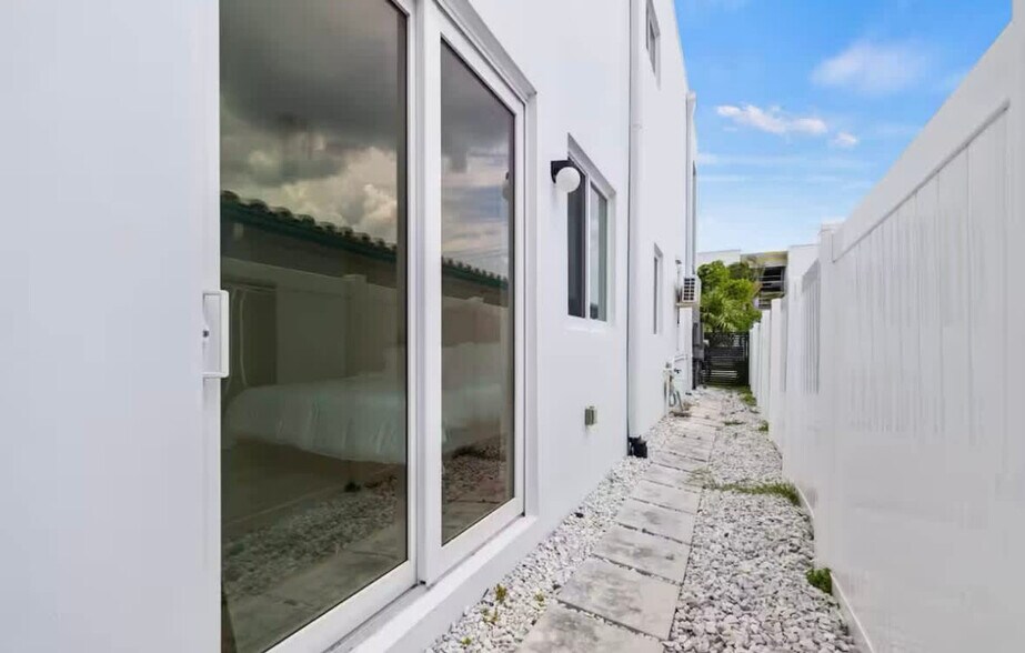 Building Photo - 4243 Bougainvilla Dr