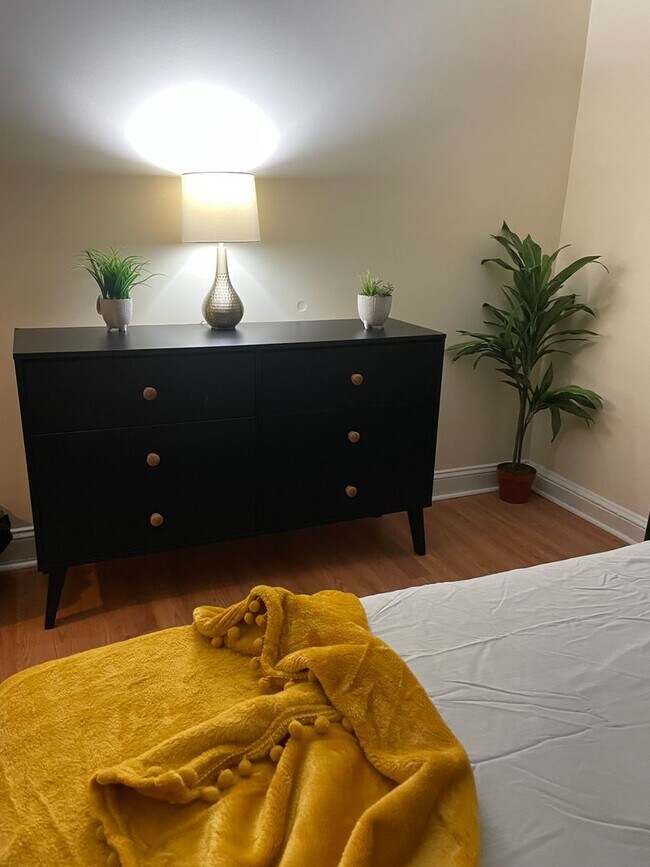 Building Photo - Charming 2 BR/1 BA Apartment in Congress Heights!