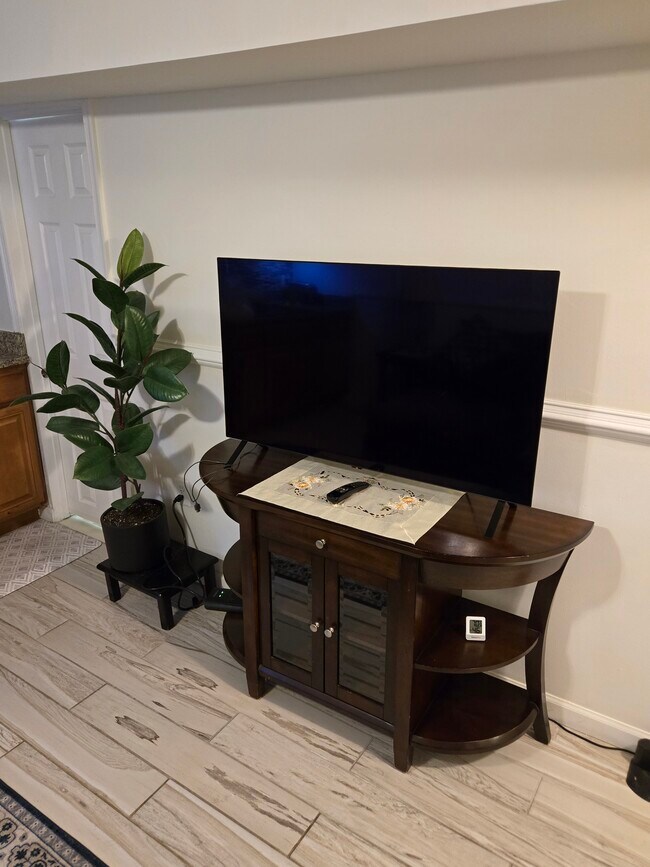 Building Photo - 619 Irving St NW