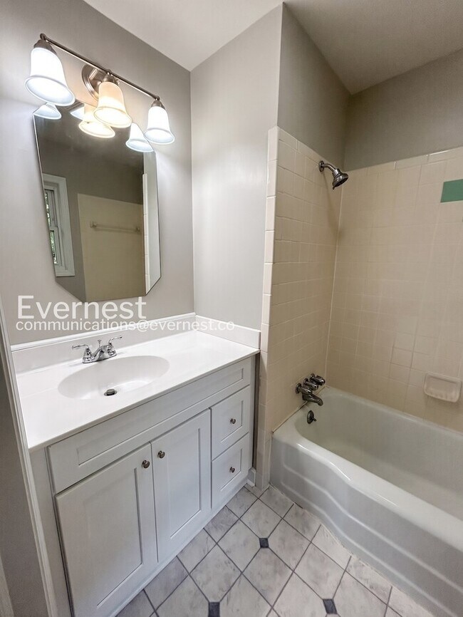 Building Photo - 112 Tabor St