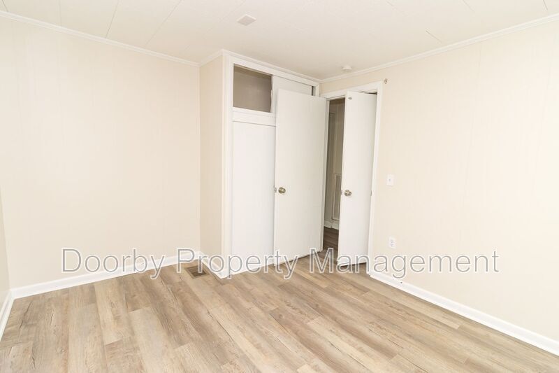 Building Photo - 936 Ely Rd