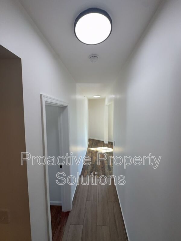 Building Photo - 730 N Main St