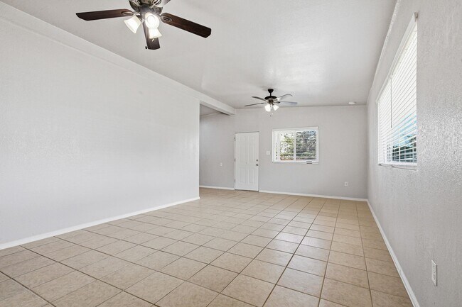 Building Photo - Super Cute 3 Bedroom 2 Bath Home!