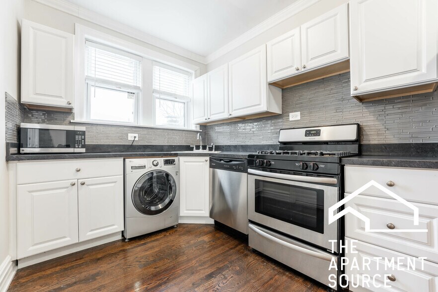 Building Photo - 3825 N Greenview Ave