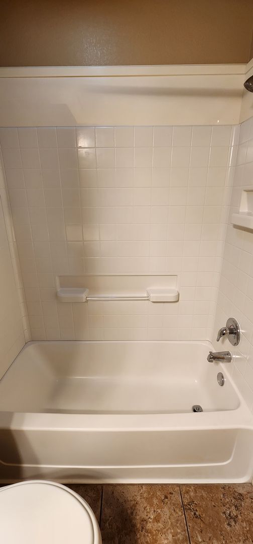 Building Photo - Beautiful 2 Bedroom / 2 Bath Duplex – Off ...