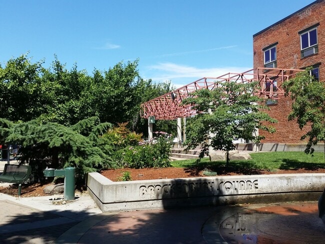 Building Photo - MODERN DOWNTOWN LIVING