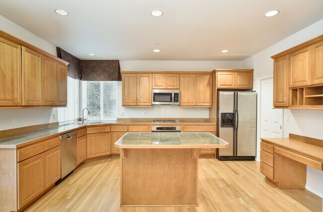 Building Photo - Nice 5 Bed / 2.5 bath house for rent in Kenmore.