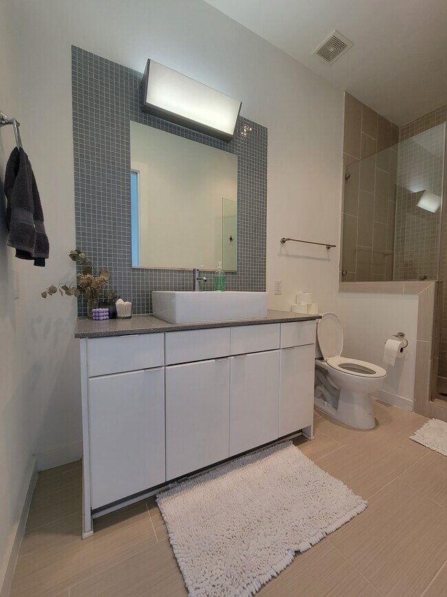 Secondary bedroom bathroom - 207 Pierce St