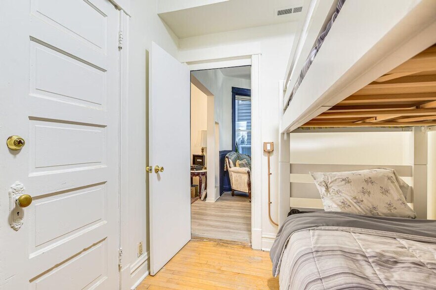 Building Photo - 3254 W Wabansia Ave