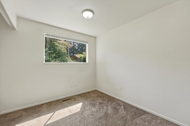 Building Photo - MOVE IN READY NOW!! 4 bed 1 bath on shy half acre! North Thurston School District