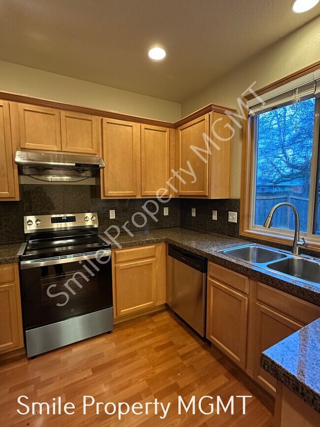 Building Photo - Lovely house with 4 bedrooms and 2.5 bathroom.