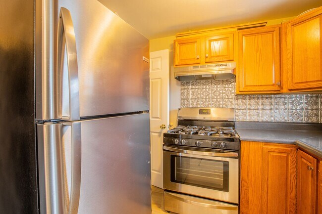 Building Photo - Charming 2 BR/1 Townhome in Brooklyn Park!