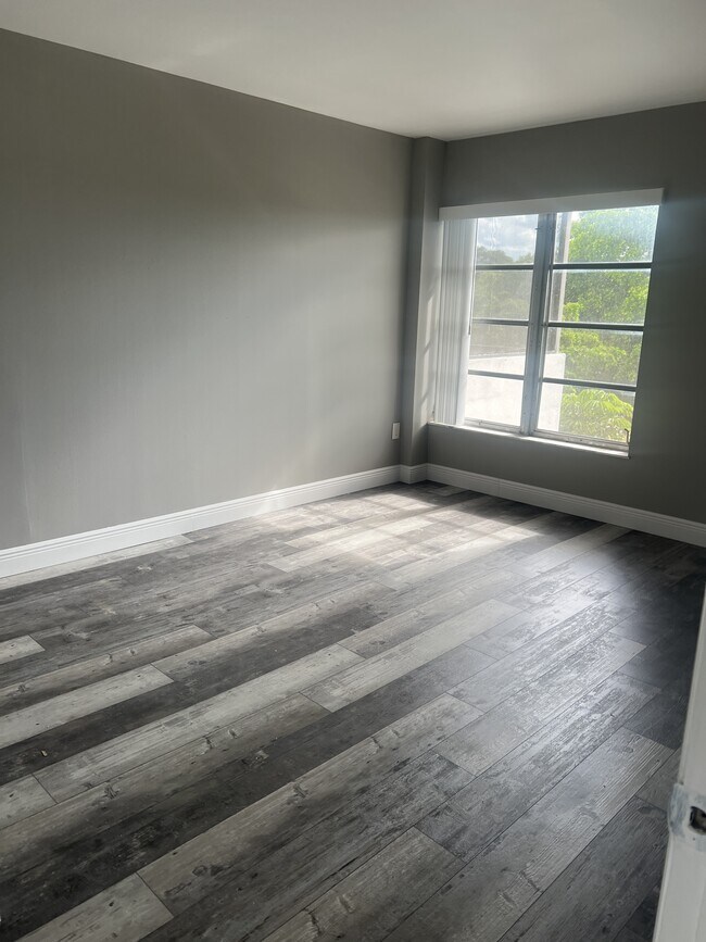 Building Photo - 4158 Inverrary Dr