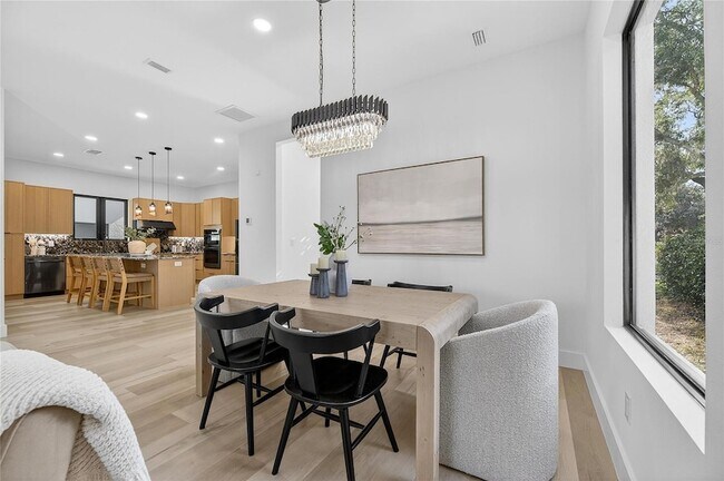 Building Photo - 2335 Oak Terrace