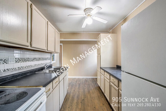 Building Photo - 905 Sunnock Ave