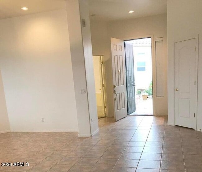 Building Photo - 890 S Golf View Dr