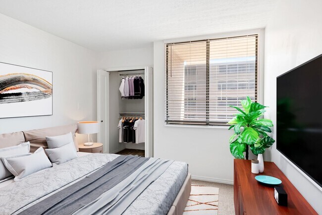 Building Photo - 2BR Condo w/ Covered Parking and Balcony Views at Broadway Towers