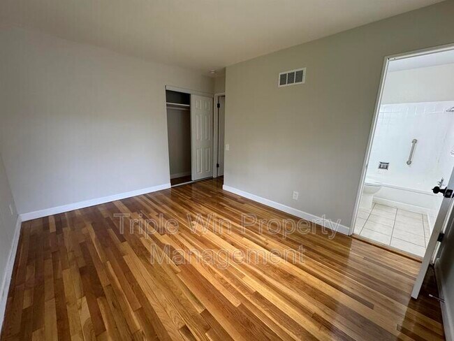 Building Photo - 10655 Hallwood Dr
