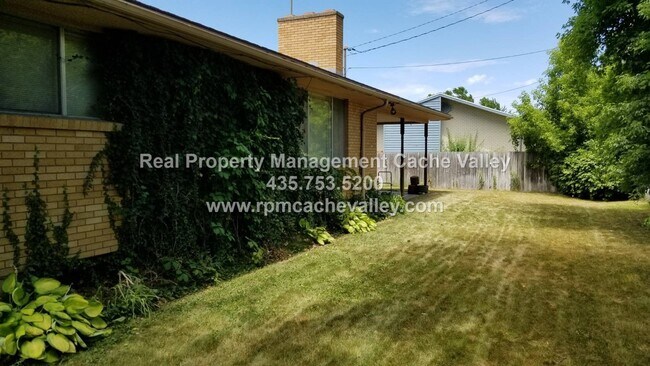 Building Photo - 3 bedroom home that is pet friendly! Available in May!