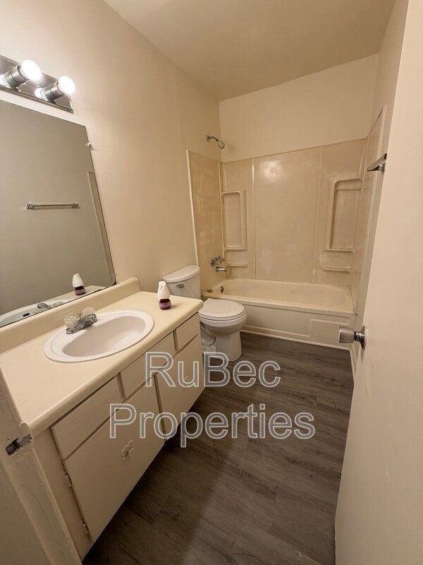 Building Photo - 702 Farmhurst Dr